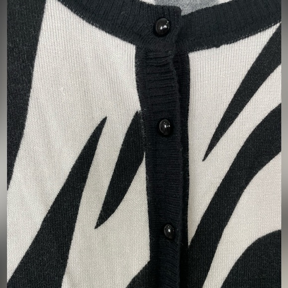 Neiman Marcus Animal Print Sweater (L) - Picture 7 of 11